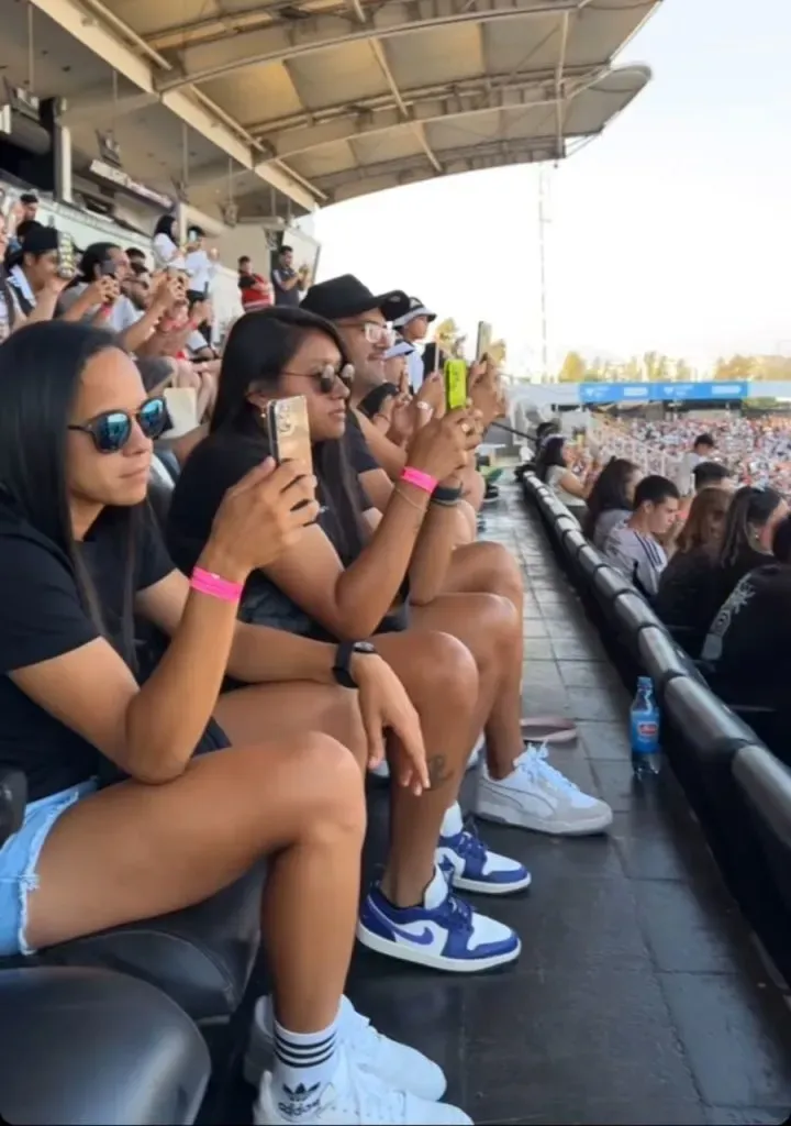 Denisse Orellana y Bárbara Sánchez presenciando en el Monumental el regreso de Arturo Vidal a Colo Colo.