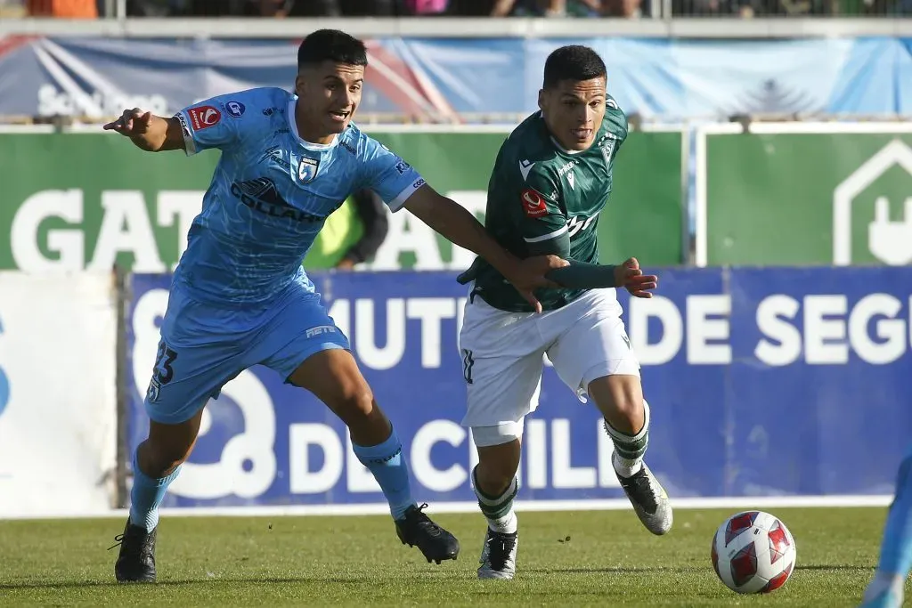 Lucas Cepeda en acción ante Deportes Iquique por el último boleto al ascenso, que ganaron los Dragones Celestes. (Sebastian Cisternas/Photosport).