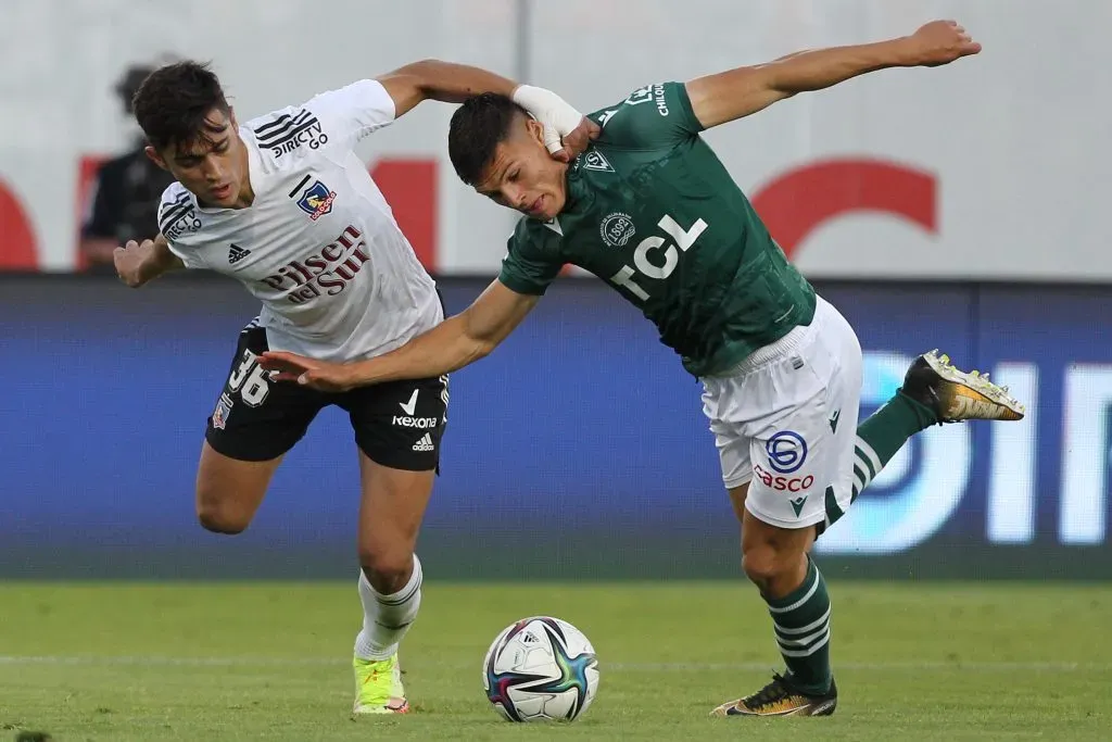 Pablo Solari y Lucas Cepeda luchan por un balón en un partido entre Colo Colo y Santiago Wanderers. (Dragomir Yankovic/Photosport).