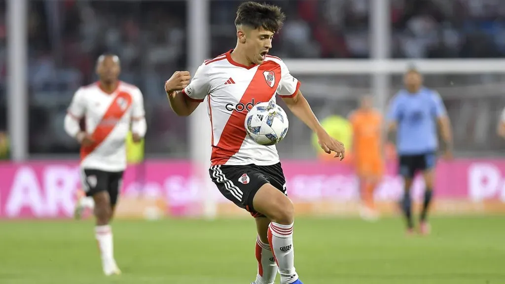 Pablo Solari domina la pelota ante Belgrano. (Hernan Cortez/Getty Images).