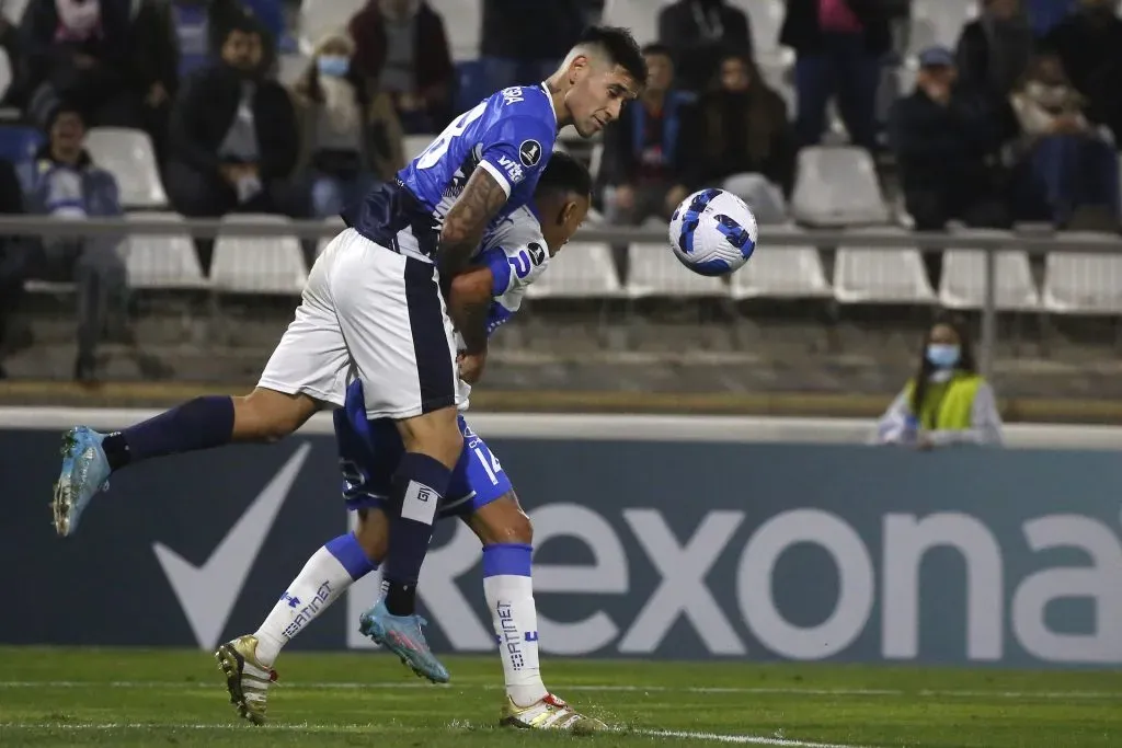 Rodrigo Villagra disputa un balón con Fabián Orellana en San Carlos de Apoquindo. (Jonnathan Oyarzun/Photosport).