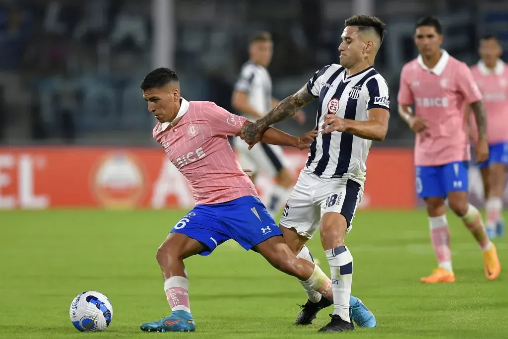 Rodrigo Villagra intenta marcar a Marcelino Núñez en un partido entre Talleres y la UC. (Hernán Cortez/Getty Images).
