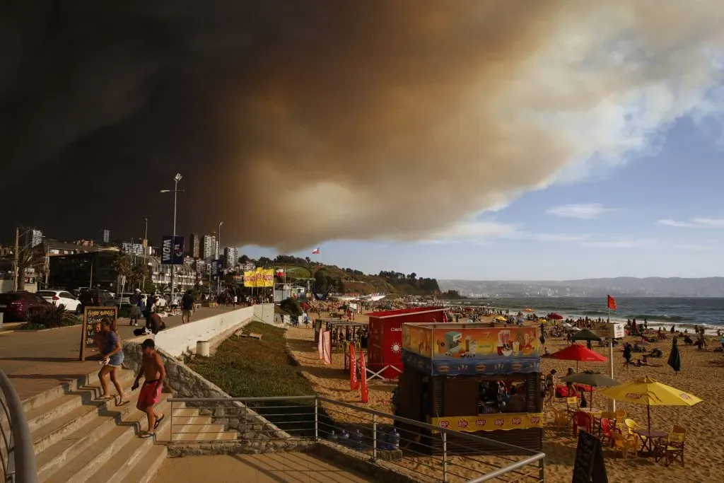 Humo de los incendios cubre el cielo de Reñaca.
Martin Thomas/Aton chile
