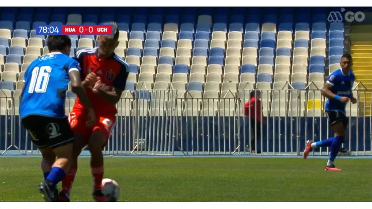 El foul de Leandro Fernández a Brea. (Captura Mega Go).