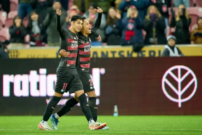 Paulinho celebra junto a Darío Osorio el gol del chileno al Nordsjaelland. (Getty Images).