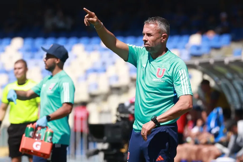 Gustavo Álvarez da instrucciones en el amistoso que la U igualó ante Huachipato. (Eduardo Fortes/Photosport).