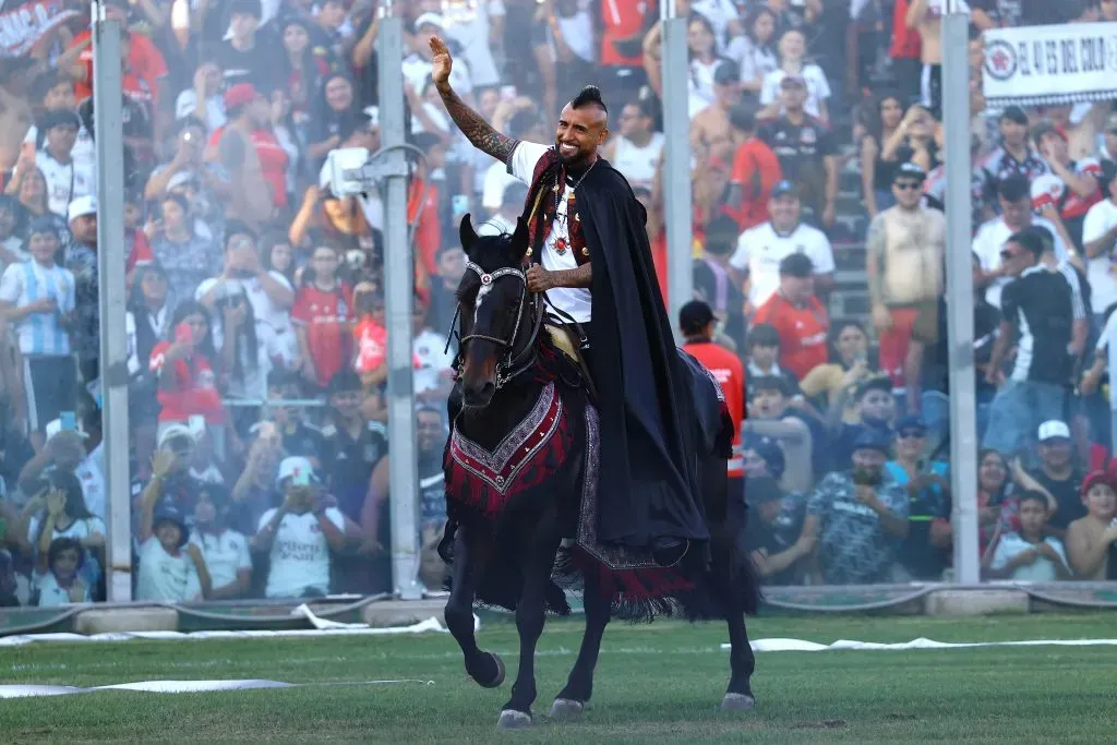 La llegada de Arturo Vidal ha escondido la demora en la llegada de refuerzos en Colo Colo. Foto: Photosport.