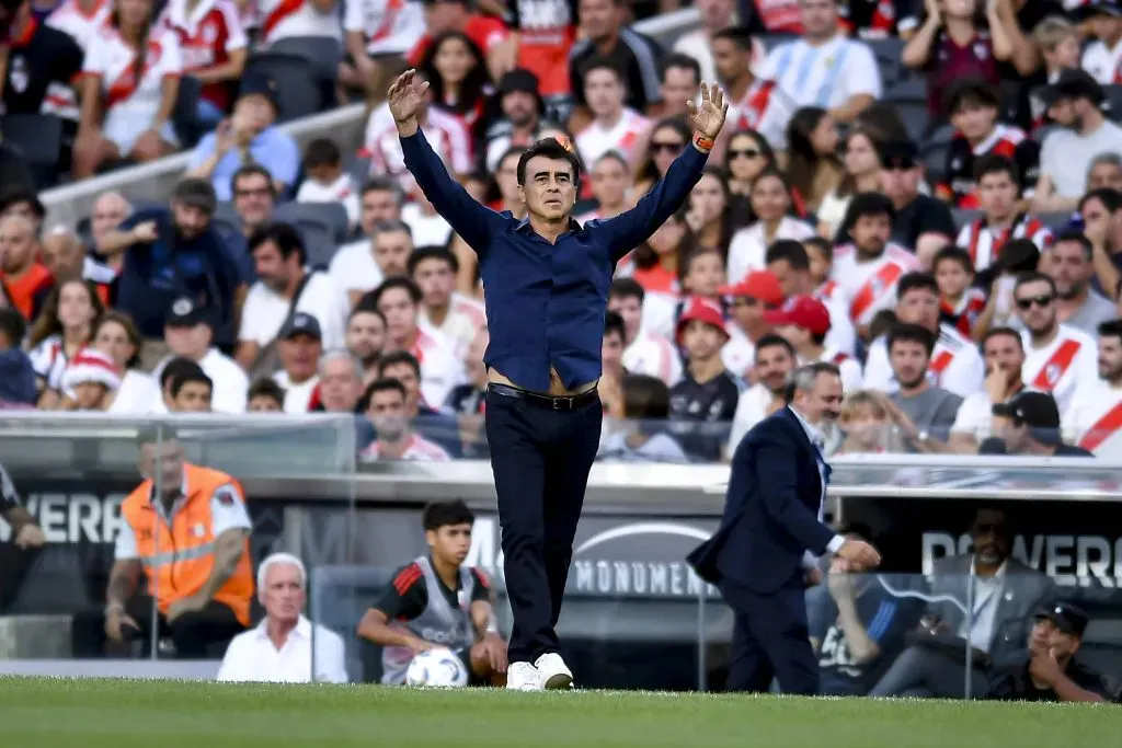 Gustavo Quinteros da indicaciones en el duelo ante River Plate. (Marcelo Endelli/Getty Images).