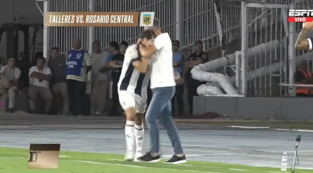 El abrazo de Matías Catalán con su entrenador. (Captura ESPN).