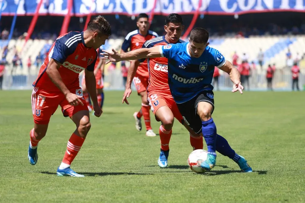 Cris Martínez en acción ante Universidad de Chile. Encara a Fabián Hormazábal y es seguido por Israel Poblete. (Eduardo Fortes/Photosport).