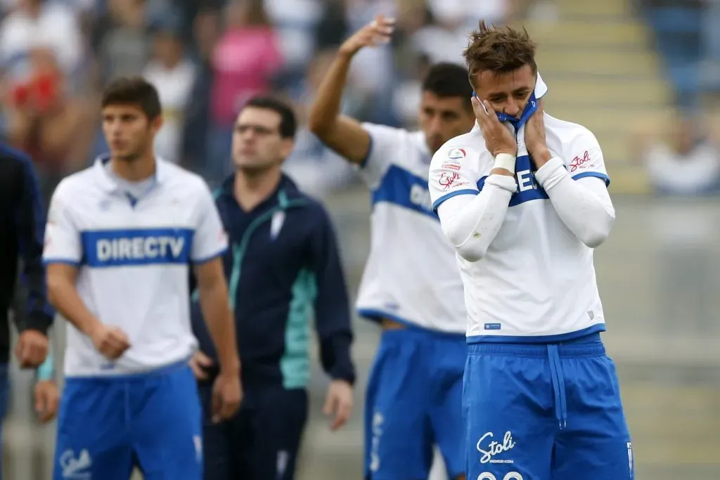 El festejó de Roberto Gutiérrez por el título de la UC ese 30 de abril de 2016.  (Andres Pina/Photosport).