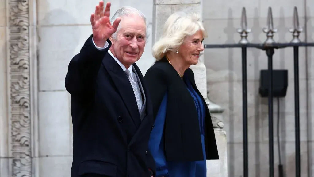 Rey Carlos III de Gran Bretaña y a la reina Camilla saliendo de la Clínica de Londres el 29 de enero de 2024 en Londres, Inglaterra – (Foto de Peter Nicholls/Getty Images).