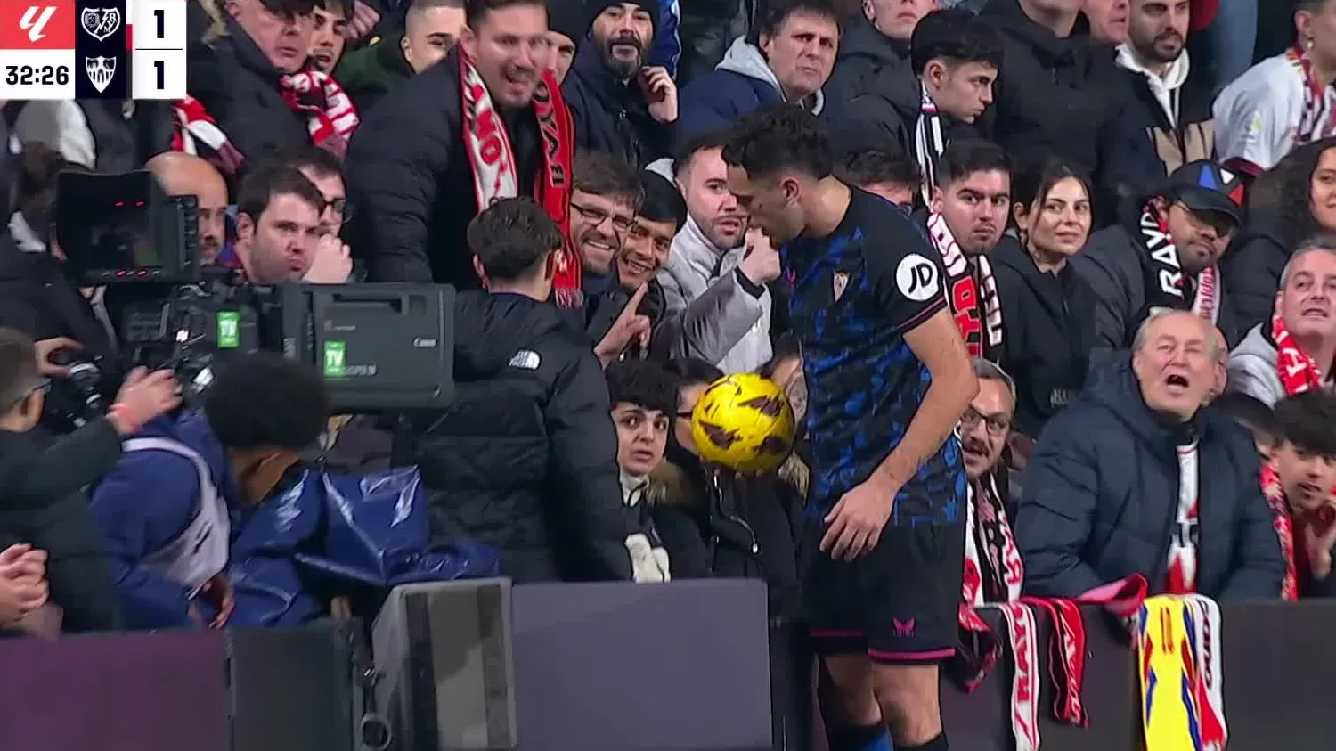 Momento en el que Ocampos encara al hincha del Rayo