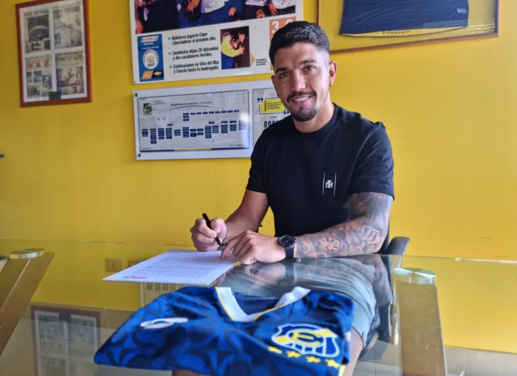 La firma del contrato de Federico Martínez. (Foto: Everton).