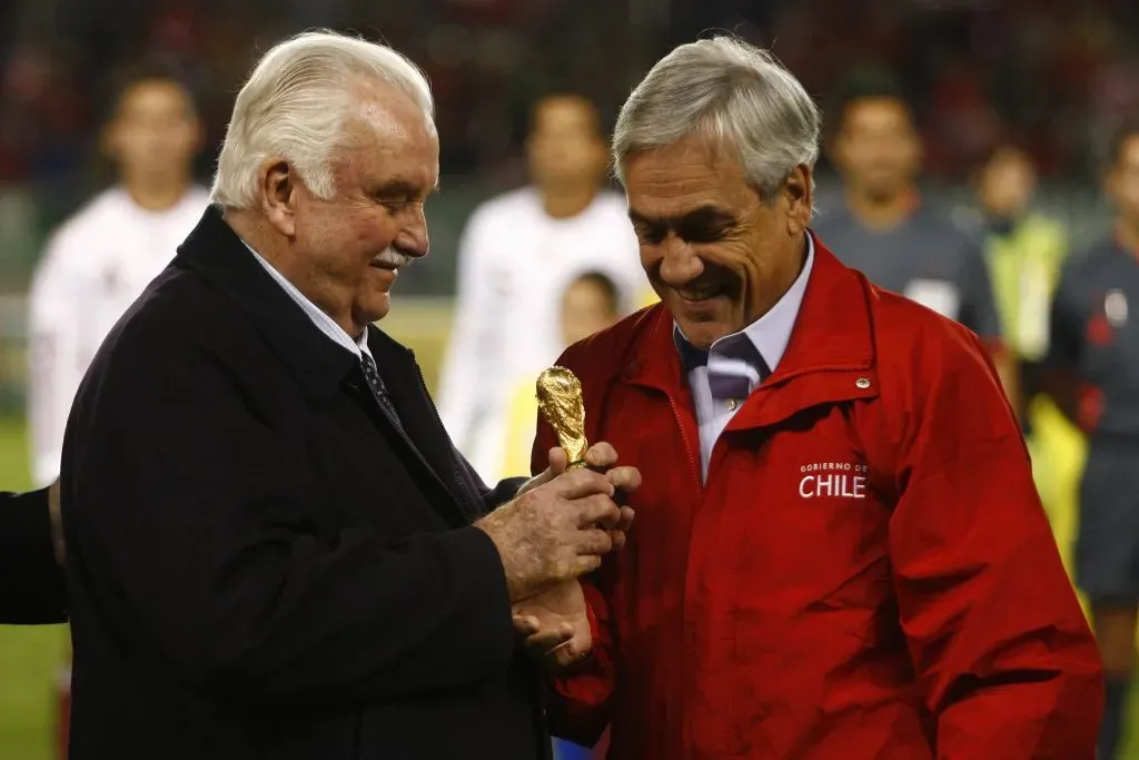 Sebastián Piñera posa junto al Sapito Sergio Livingstone en 2010. (MARCELO HERNANDEZ/PHOTOSPORT).
