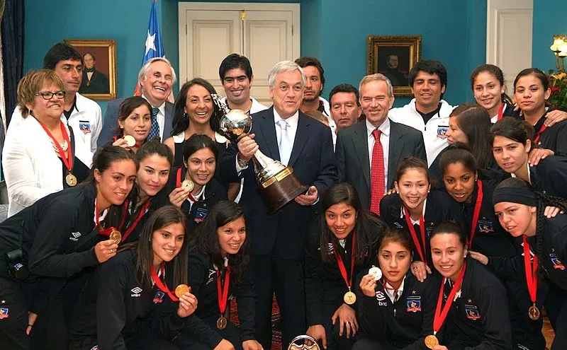 El Presidente Sebastián Piñera recibió en 2012 a Colo Colo campeón de Copa Libertadores Femenina (Archivo)