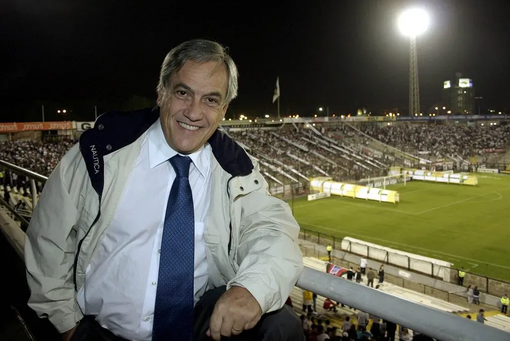 Sebastián Piñera en el Monumental cuando era máximo accionista de Blanco y Negro. (CLAUDIO DIAZ/PHOTOSPORT).