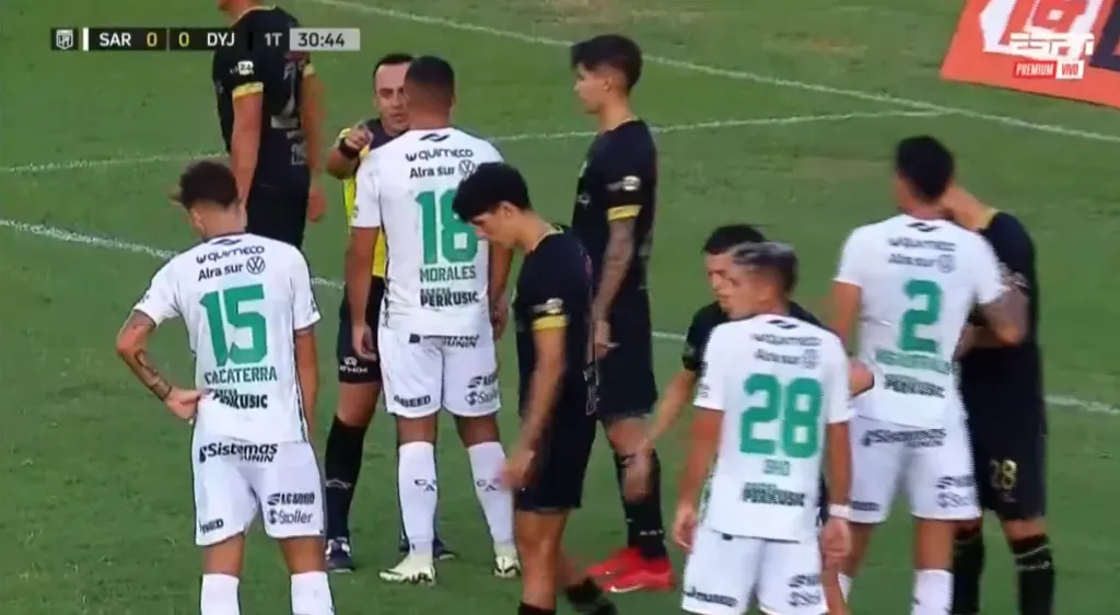 Iván Morales recibe una advertencia del árbitro justo antes del gol de Chaco Insaurralde. (Captura ESPN).