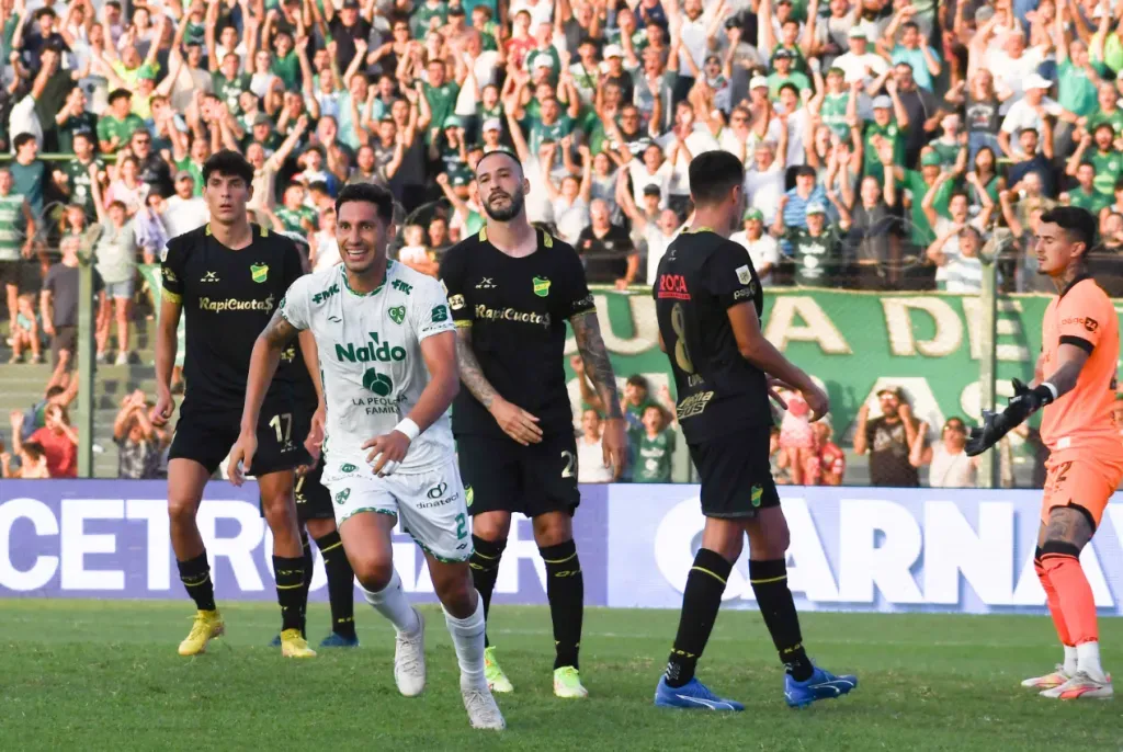 Así festejó el Chaco Insaurralde su infructuoso gol ante Defensa y Justicia. (Foto: Sarmiento de Junín).