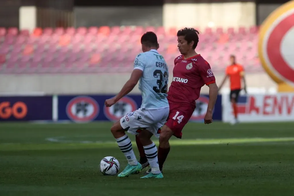 Lucas Cepeda marca a Matías Fernández en un partido entre Wanderers y Deportes La Serena. (Hernan Contreras/ Photosport).