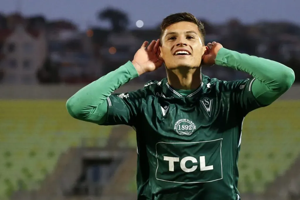 Lucas Cepeda celebra uno de los siete goles que ha anotado en Santiago Wanderers. (Andrés Piña/Photosport).
