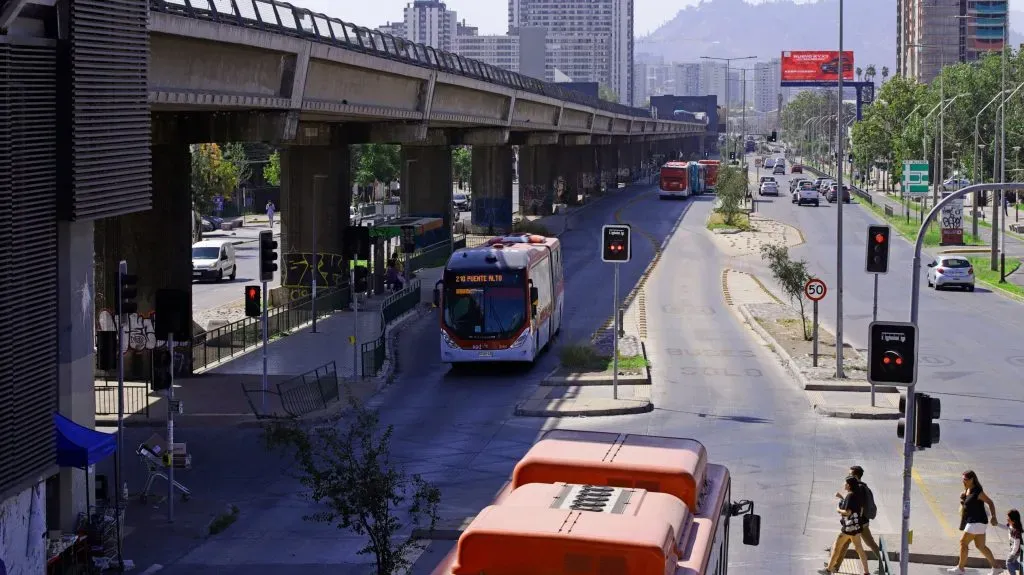 Buses de apoyo en L4 – Foto de Red Movilidad en X.