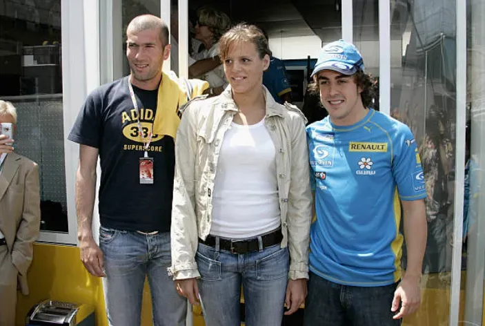 Una imagen que da cuenta del gusto de Zidane por la Fórmula 1. Ahí junto a Fernando Alonso hace muchos años. (Getty Images).