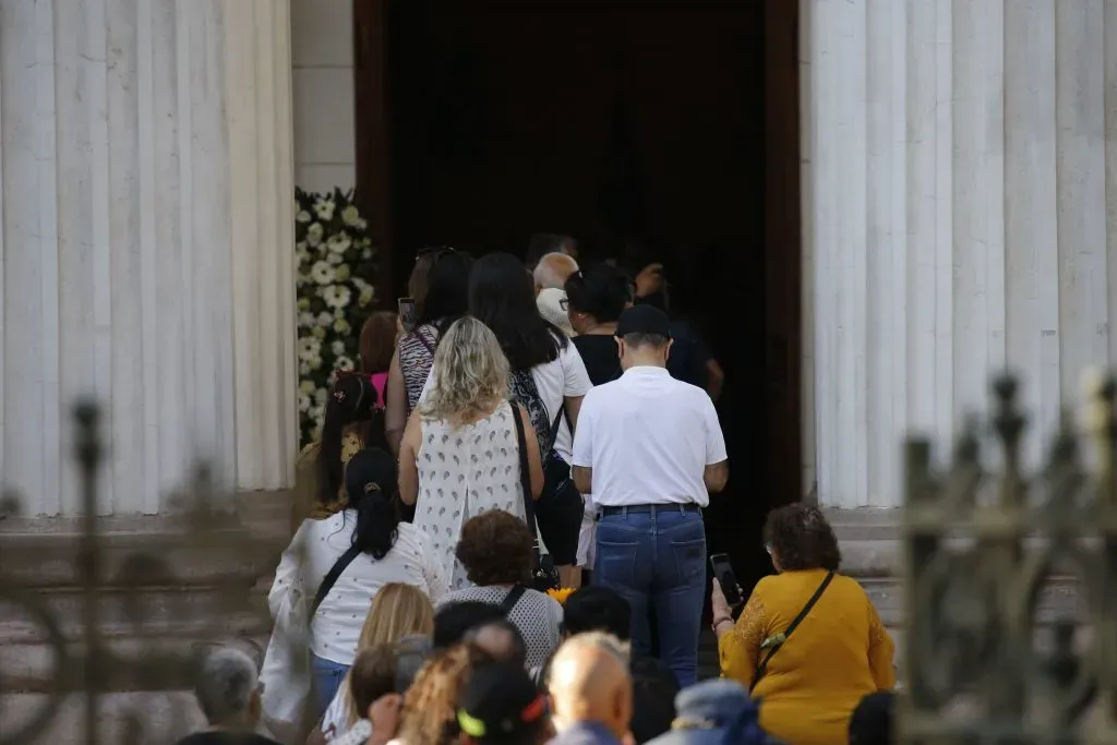 Personas ingresando al ex Congreso para despedir a Sebastián Piñera (Aton Chile)