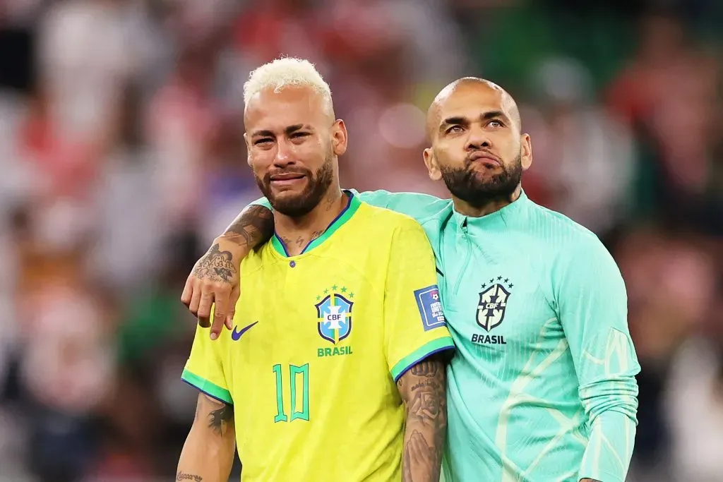 Neymar y Alves siendo eliminados con Brasil en Qatar 2022 frente a Croacia (Getty Images)