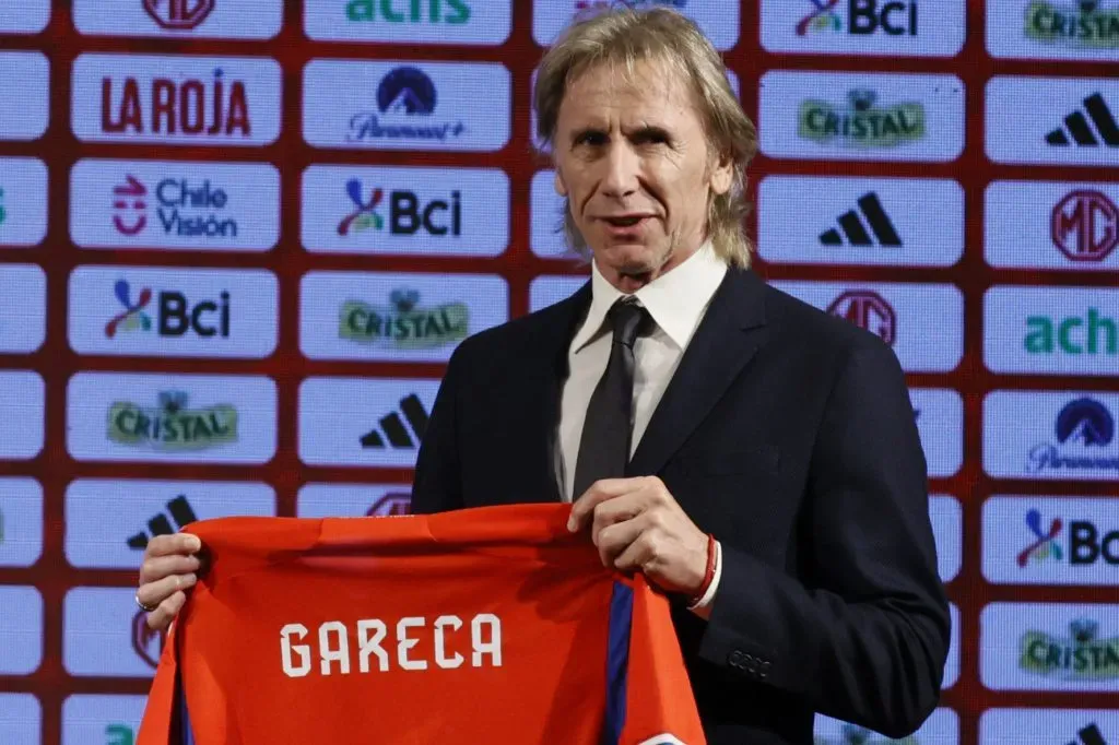 El Tigre Gareca lució la camiseta chilena en su presentación como DT de la Roja. (Dragomir Yankovic/Photosport).