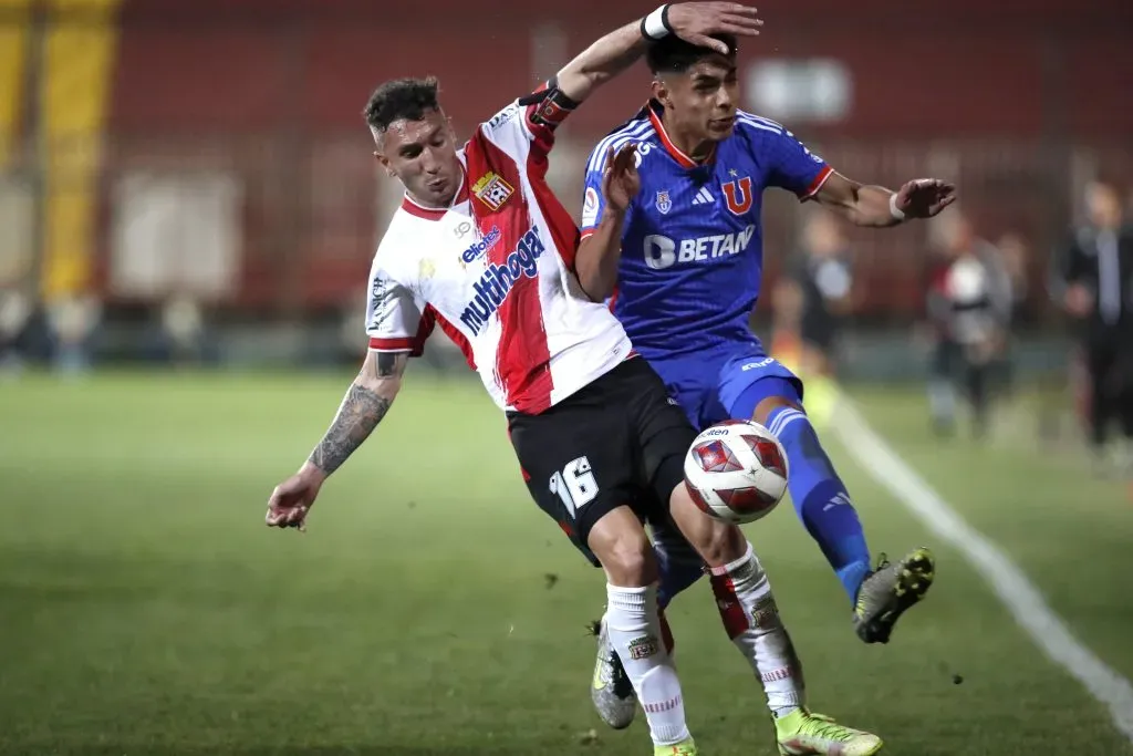 Franco Bechtholdt marca Darío Osorio en un partido entre Curicó Unido y Universidad de Chile. (Jonnathan Oyarzun/Photosport).