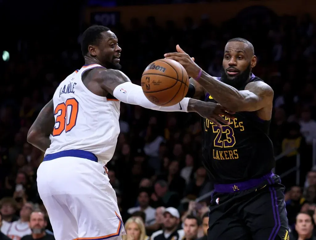 LeBron James y Julius Randle se enfrentarán en el All Star Game de la NBA. Imagen: Getty.