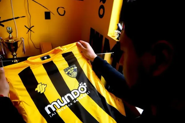 La camiseta que OneFit confeccionó para Fernández Vial para este 2024. | Foto: fernandezvial.