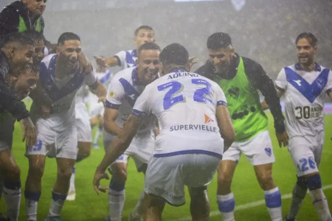 Vélez Sarsfield ganó en los descuentos y le dio un respiro a Gustavo Quinteros. Foto: Comunicaciones Vélez.