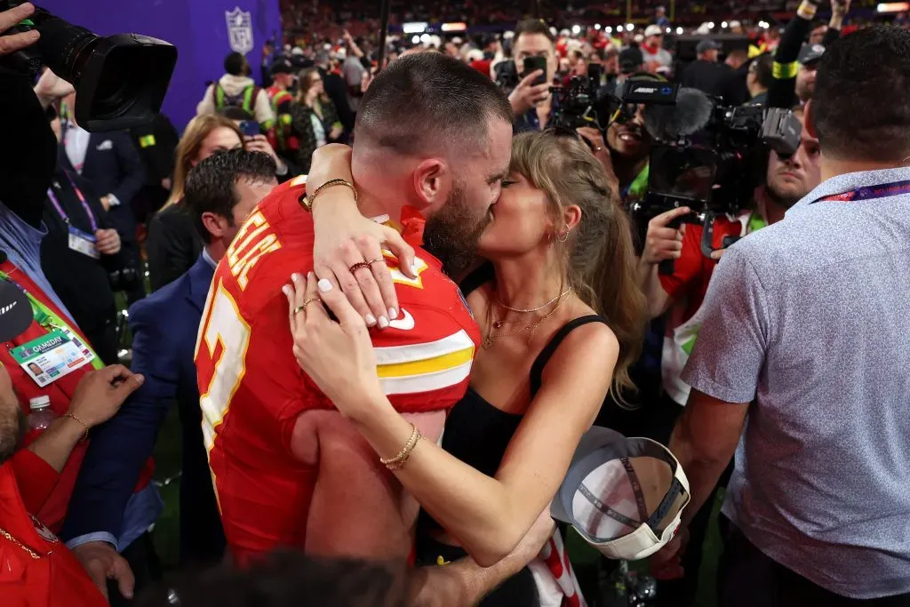 El beso del triunfo entre Travis Kelce y Taylor Swift es lo que todo está bien en esta vida. Foto: Getty