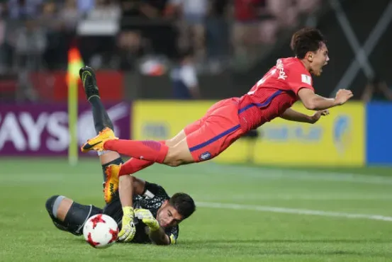 Franco Petroli en acción ante Corea del Sur. (Getty Images).