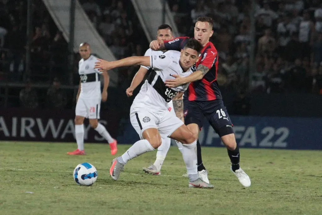 Guillermo Paiva en acción por Olimpia ante Cerro Porteño en un clásico del fútbol paraguayo. (Christian Alvarenga/Getty Images).