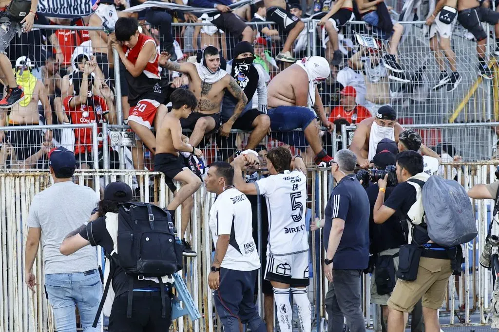 Leonardo Gil intentó frenar los incidentes que demoraron el inicio del segundo tiempo en la Supercopa. (Marcelo Hernandez/Photosport).