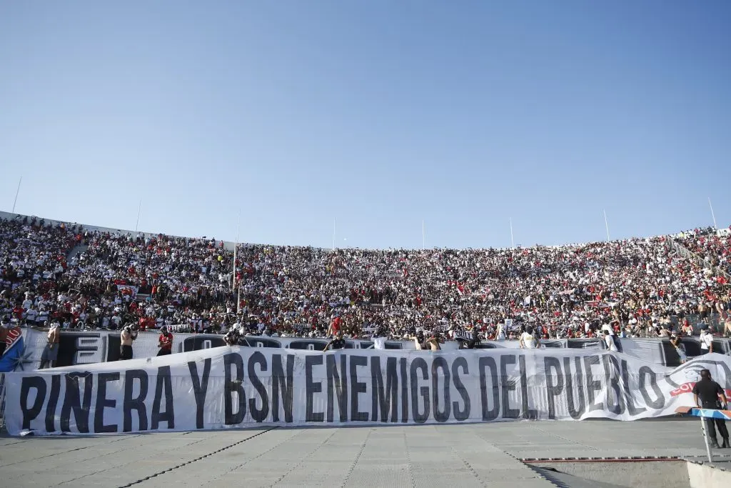 El lienzo de la Garra Blanca que Carabineros quiso retirar en el Estadio Nacional. Tras esa intervención se desataron los incidentes. (Felipe Zanca/Photosport).