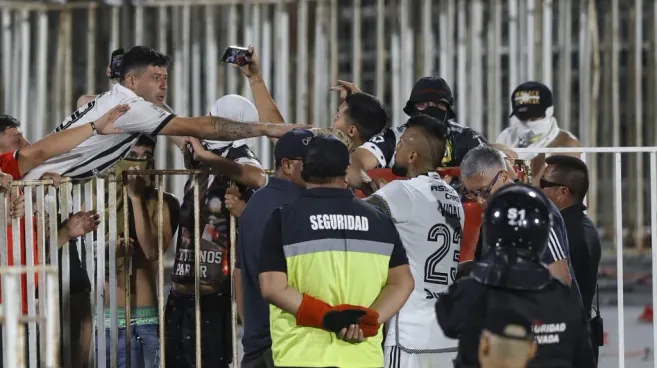 Vidal con los hinchas de Colo Colo en el Nacional (Photosport)