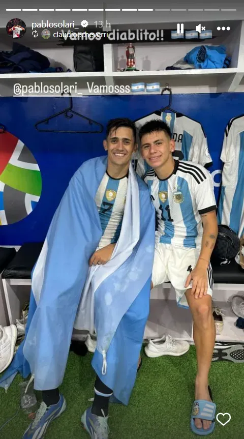 Pablo Solari posa junto a Claudio Echeverri, quien por ahora es su compañero en River Plate. (Captura Instagram).