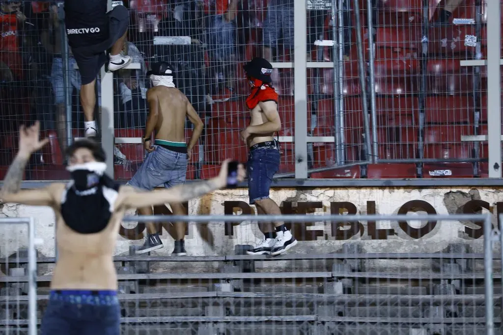 Los barristas no respetaron el memorial del Estadio Nacional. El resultado: dos tablones rotos | Photosport