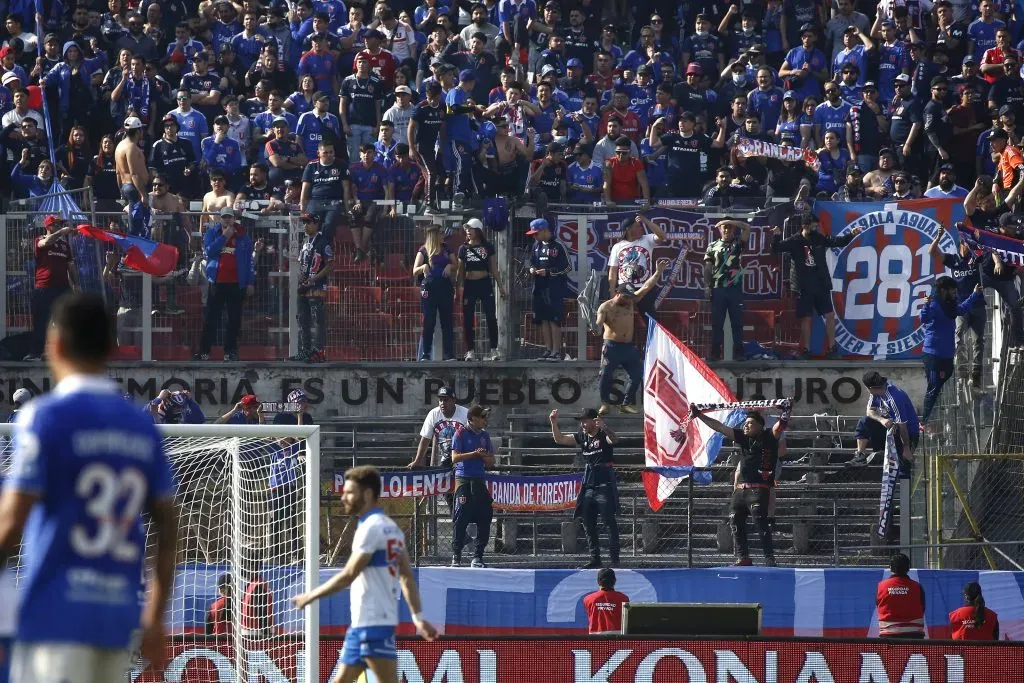 Hinchas de la U en el Estadio Nacional