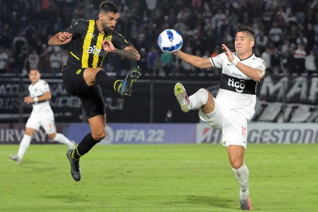 Guillermo Paiva en acción por Olimpia ante Guaraní. (Christian Alvarenga/Getty Images).