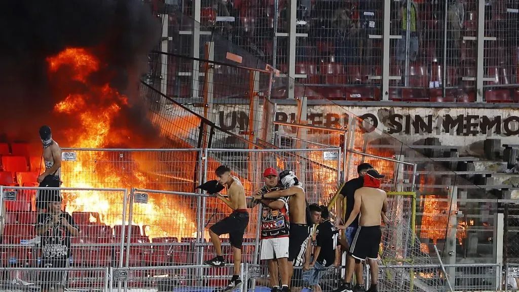 Los serios incidentes en el Estadio Nacional obligaron a que la Supercopa 2024 no se pueda terminar. | Foto: Photosport.