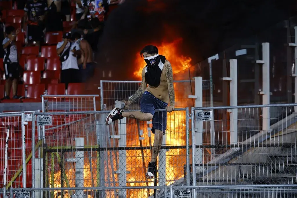 Los serios incidentes en el Estadio Nacional obligaron a que la Supercopa 2024 no se pueda terminar. | Foto: Photosport.