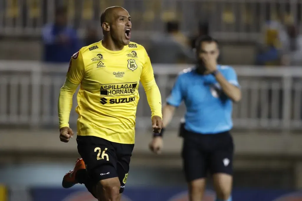 Humberto Suazo celebra un gol con San Luis de Quillota. ¿Seguirá? (Andres Pina/Photosport).