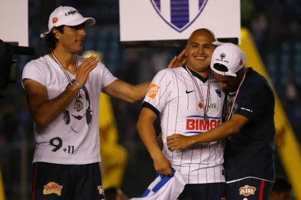 Aldo de Nigris y Humberto Suazo festejan un título en el Monterrey. (Getty Images).