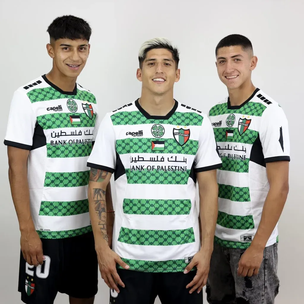 Los jugadores de Palestino estrenan la nueva camiseta