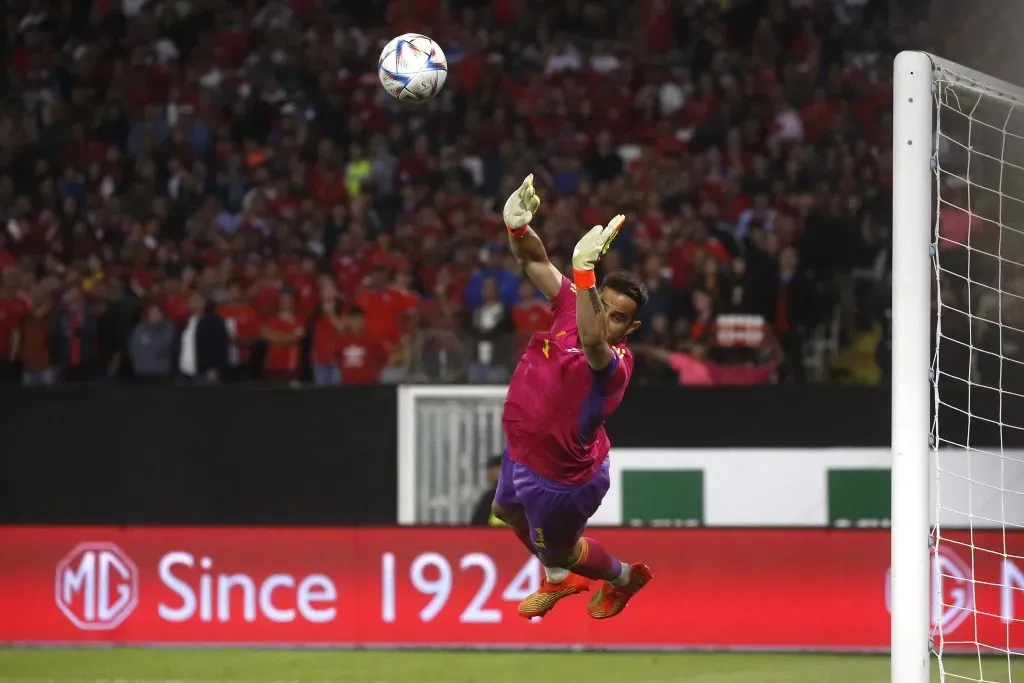 El último partido que jugó Claudio Bravo en la Roja fue un amistoso ante Paraguay que ganó Chile 3-2 en el Monumental. (Jonnathan Oyarzun/Photosport).